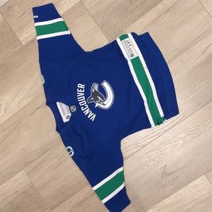 Reebok NHL Vancouver Canucks hockey jersey. Size 2T-4T